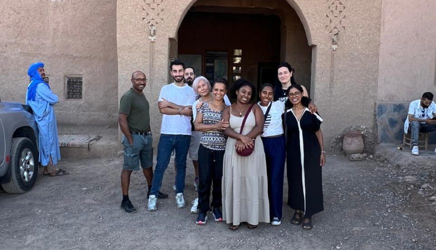 Guide expert expliquant l'art du zellige dans une médersa historique lors d'un tour culturel à Fès.