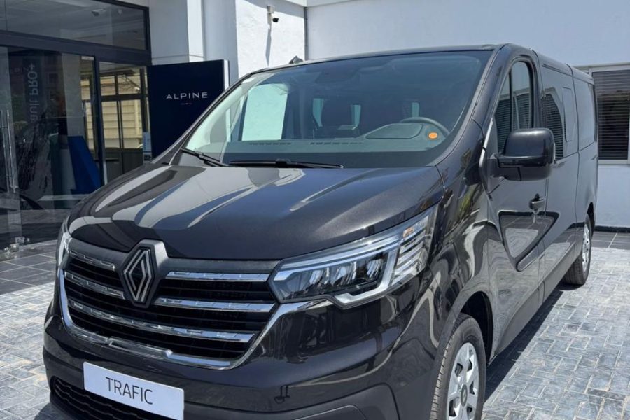 Renault Trafic Combi – Business & Group Minivan with Driver