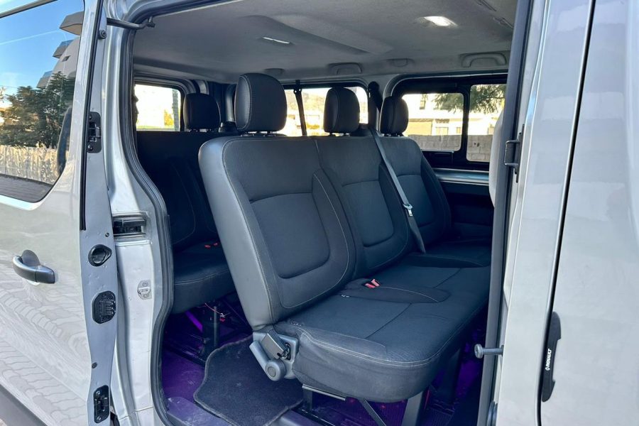 Renault Trafic Combi – Business & Group Minivan with Driver